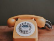 Un téléphone aussi rétro que l'horloge parlante. // Source : Unsplash/Annie Spratt (photo recadrée)