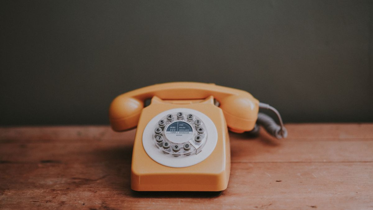 Un téléphone aussi rétro que l'horloge parlante. // Source : Unsplash/Annie Spratt (photo recadrée)