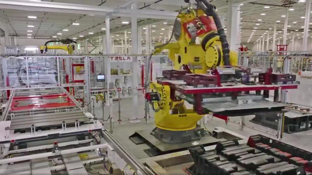 Fabrication pack batterie Tesla // Source : Capture vidéo Tesla Fabrication pack batterie Tesla // Source : Capture vidéo Tesla