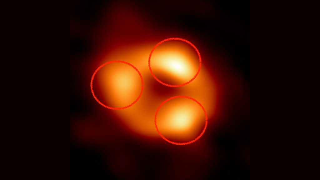 Les « blobs » étranges sur la photo du trou noir. // Source : EHT Collaboration (annotations Numerama)