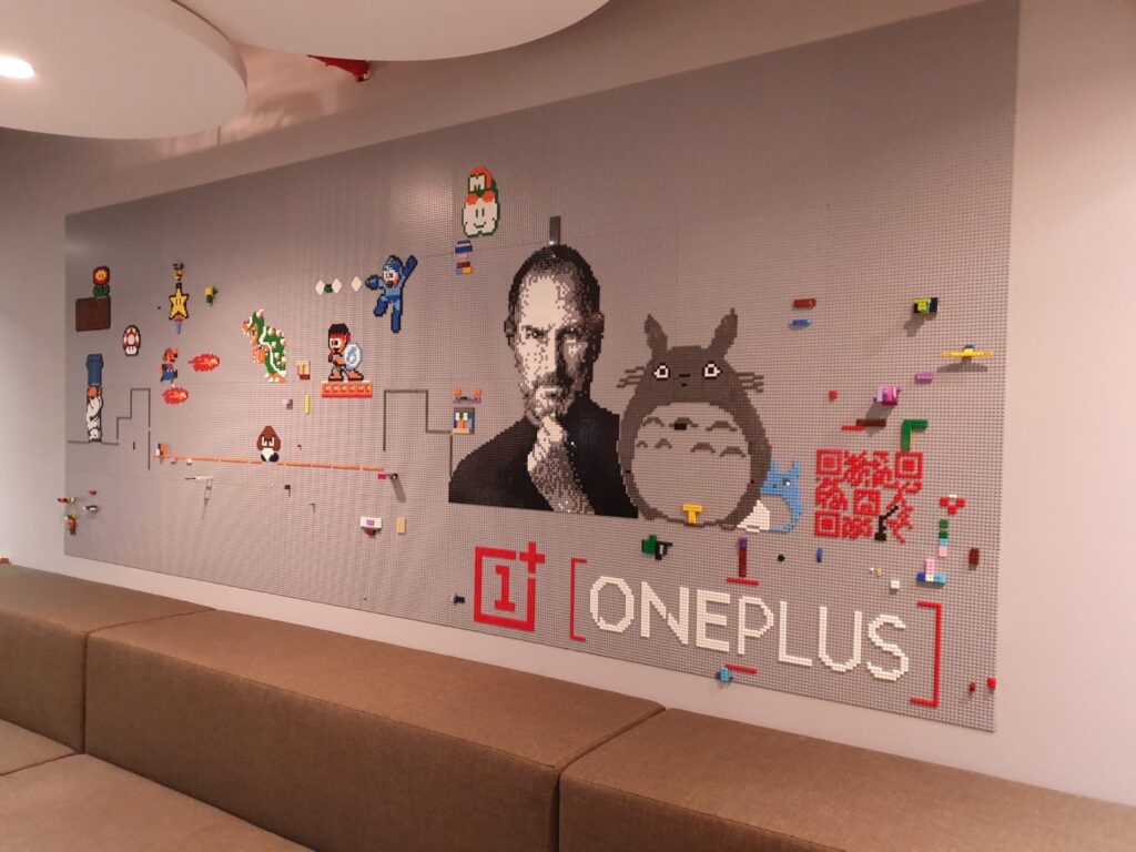 Visite des laboratoires photo de OnePlus en 2019. Carl Pei avait décoré les bureaux avec un portrait de Steve Jobs. // Source : NL