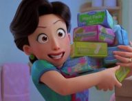 Des boîtes de protections hygiéniques à l'écran, c'est inédit ! // Source : Disney+