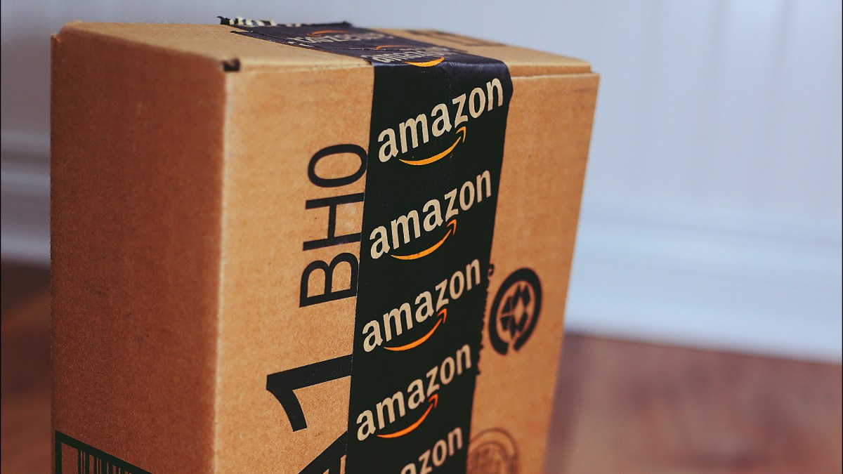 Un colis Amazon. // Source : Flickr/CC/Sue Thompson (photo recadrée)