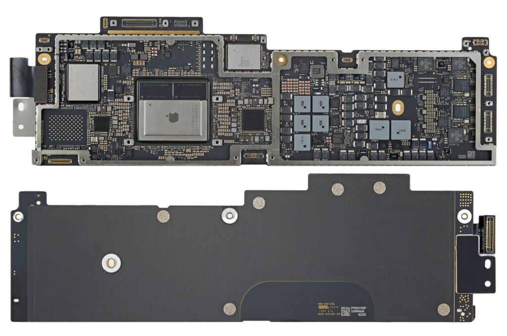 La carte mère du MacBook Air, où se trouve la puce M2, possède un accéléromètre. // Source : iFixit