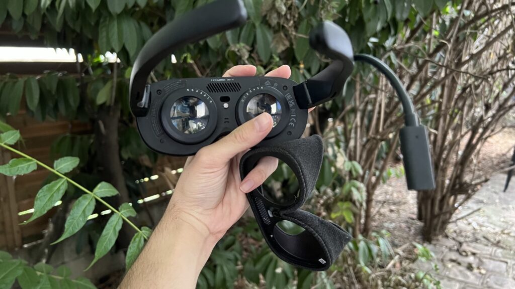 Vive Flow lenses can be adjusted for each eye.  You can also remove your foam visor if you don't want to be immersed in VR.  // Source: Numerama