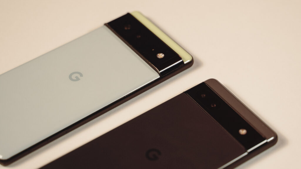 Le Pixel 6 à gauche, le Pixel 6a à droite. Google Pixel 6a // Source : Louise Audry pour Numerama