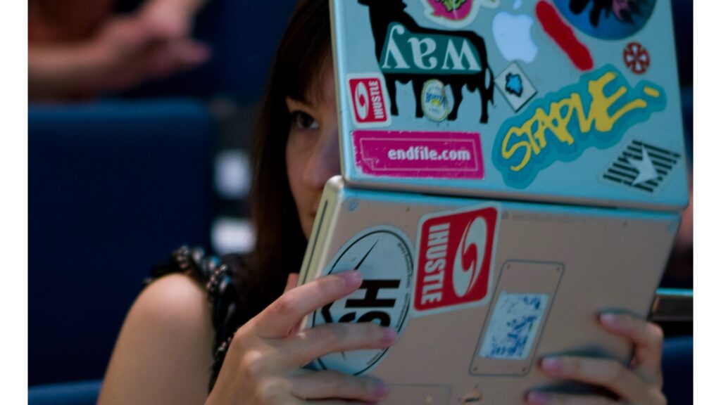 Elizabeth Stark se cachant derrière un ordinateur en septembre 2008. Source: Joi Ito / Flickr