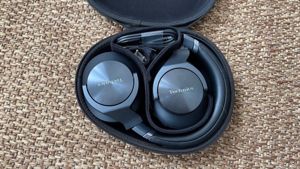 Le casque Technics A800 dans sa pochette // Source : Maxime Claudel pour Numerama