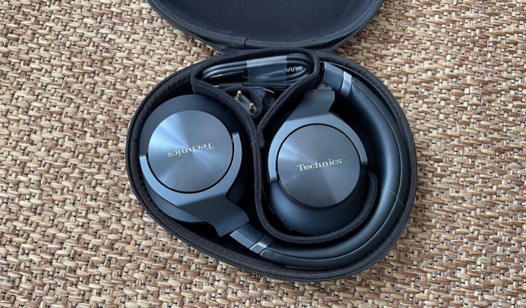 Le casque Technics A800 dans sa pochette // Source : Maxime Claudel pour Numerama