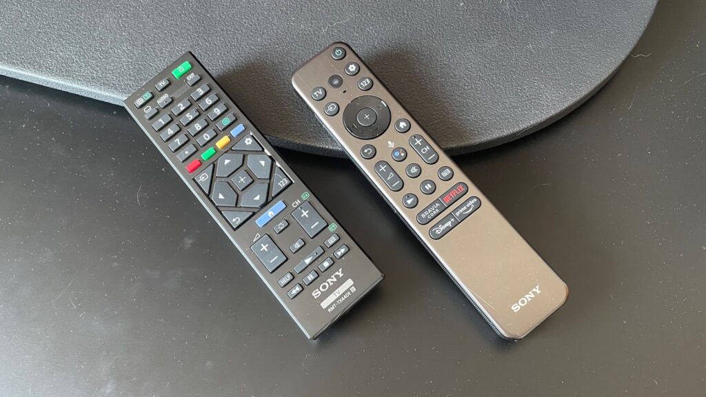 Les deux télécommandes fournies avec le téléviseur Sony A95K // Source : Maxime Claudel pour Numerama