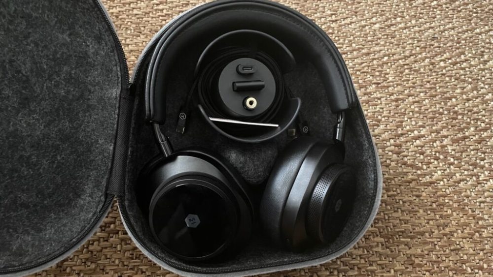 Le casque Master & Dynamic MW75 dans sa pochette // Source : Maxime Claudel pour Numerama