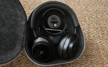 Le casque Master & Dynamic MW75 dans sa pochette // Source : Maxime Claudel pour Numerama Le casque Master & Dynamic MW75 dans sa pochette // Source : Maxime Claudel pour Numerama
