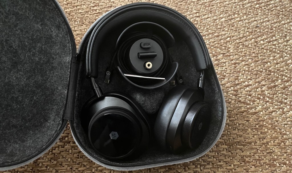 Le casque Master & Dynamic MW75 dans sa pochette // Source : Maxime Claudel pour Numerama Le casque Master & Dynamic MW75 dans sa pochette // Source : Maxime Claudel pour Numerama
