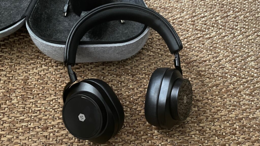 Le casque Master & Dynamic MW75  // Source : Maxime Claudel pour Numerama