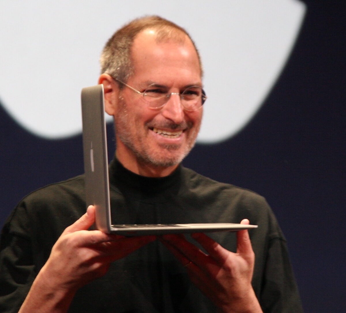 Steve Jobs avec un Macbook Air // Source : Wikimedia Commons/Matthew Yohe