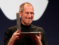 Steve Jobs avec un Macbook Air // Source : Wikimedia Commons/Matthew Yohe