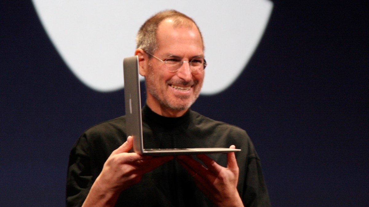 Steve Jobs avec un Macbook Air // Source : Wikimedia Commons/Matthew Yohe