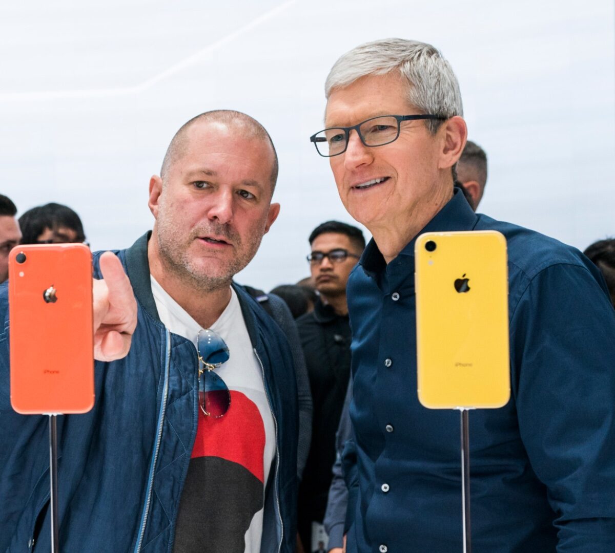 Jonathan Ive et Tim Cook en 2018.  // Source : Apple