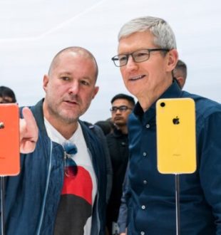 Jonathan Ive et Tim Cook en 2018.  // Source : Apple