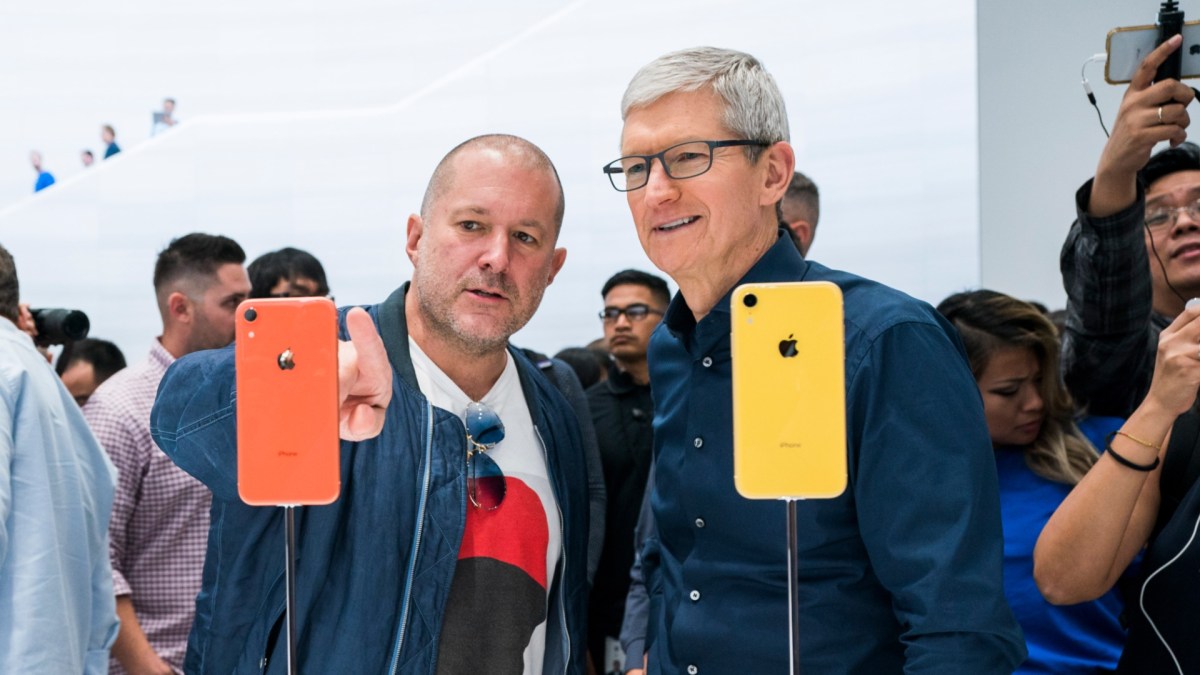 Jonathan Ive et Tim Cook en 2018.  // Source : Apple