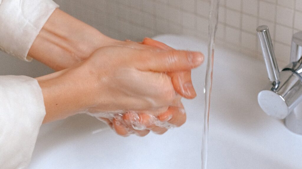 Se laver demeure de toute façon une bonne pratique du quotidien. // Source : Pexels
