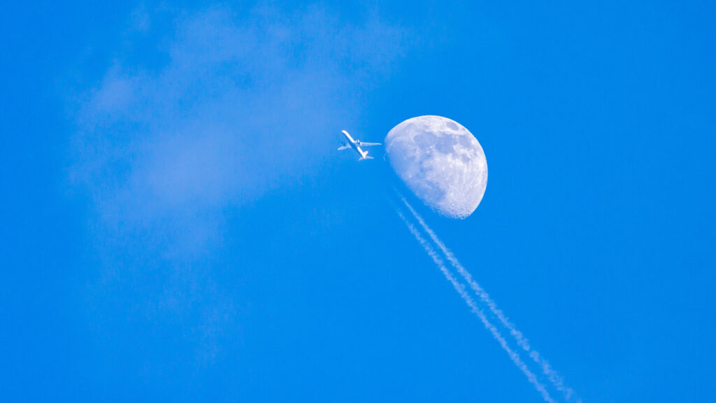 Et oui, on peut aussi voir la Lune en journée. // Source : Unsplash/Ruyan Ayten (photo recadrée)