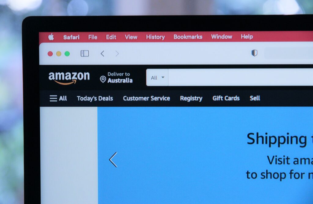 Amazon sévit contre les auteurs de faux avis // Source : Marques Thomas / Unsplash