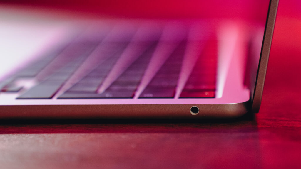 Le bord légèrement arrondi du MacBook Air, avec ici une prise jack. // Source : Louise Audry pour Numerama
