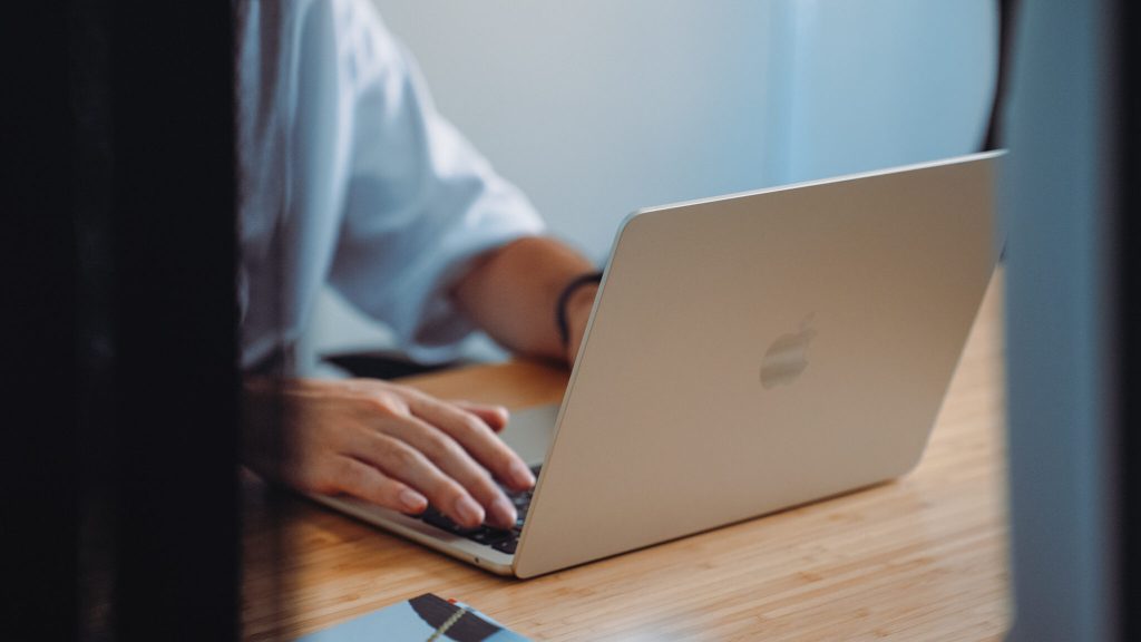 La couleur « Starlight » du MacBook Air M2. // Source : Louise Audry pour Numerama La couleur « Starlight » du MacBook Air M2. // Source : Louise Audry pour Numerama