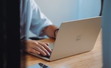 La couleur « Starlight » du MacBook Air M2. // Source : Louise Audry pour Numerama La couleur « Starlight » du MacBook Air M2. // Source : Louise Audry pour Numerama