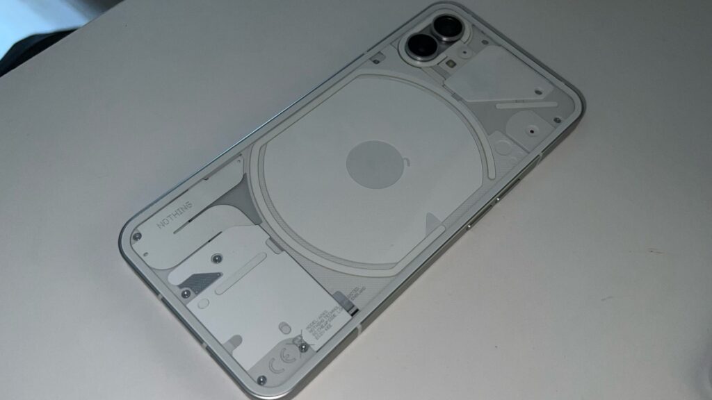 The Phone(1) panel is really transparent.  // Source: Numerama
