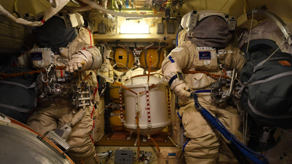 Les combinaisons Orlan dans l'ISS. // Source : ESA/NASA (image recadrée)