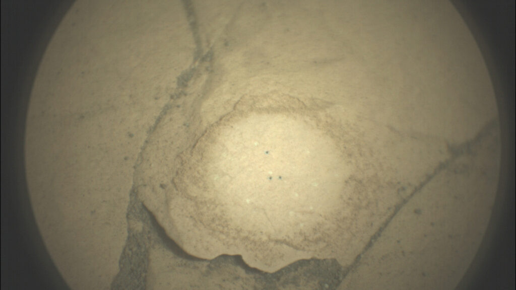 Le « L » sur la roche martienne. // Source : NASA/JPL-Caltech/LANL/CNES/IRAP