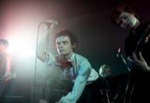 Anson Boon crève l'écran dans le rôle de Johnny Rotten, le chanteur du groupe // Source : Miya Mizuno/FX