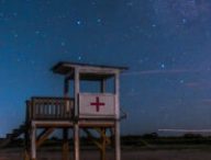 Observez les étoiles depuis la plage ! // Source : Unsplash/Jack Ward (photo recadrée)