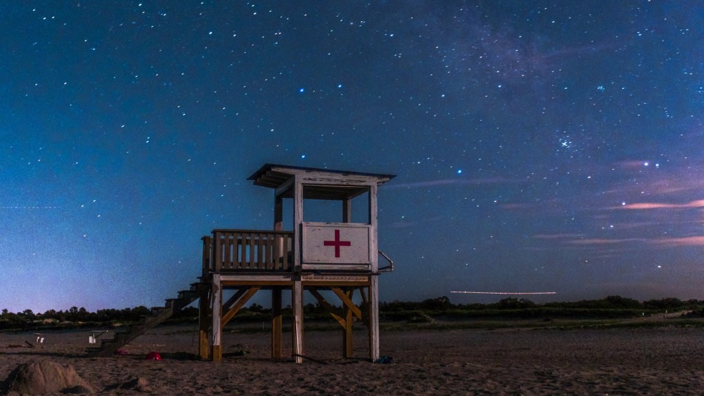 Observez les étoiles depuis la plage ! // Source : Unsplash/Jack Ward (photo recadrée)