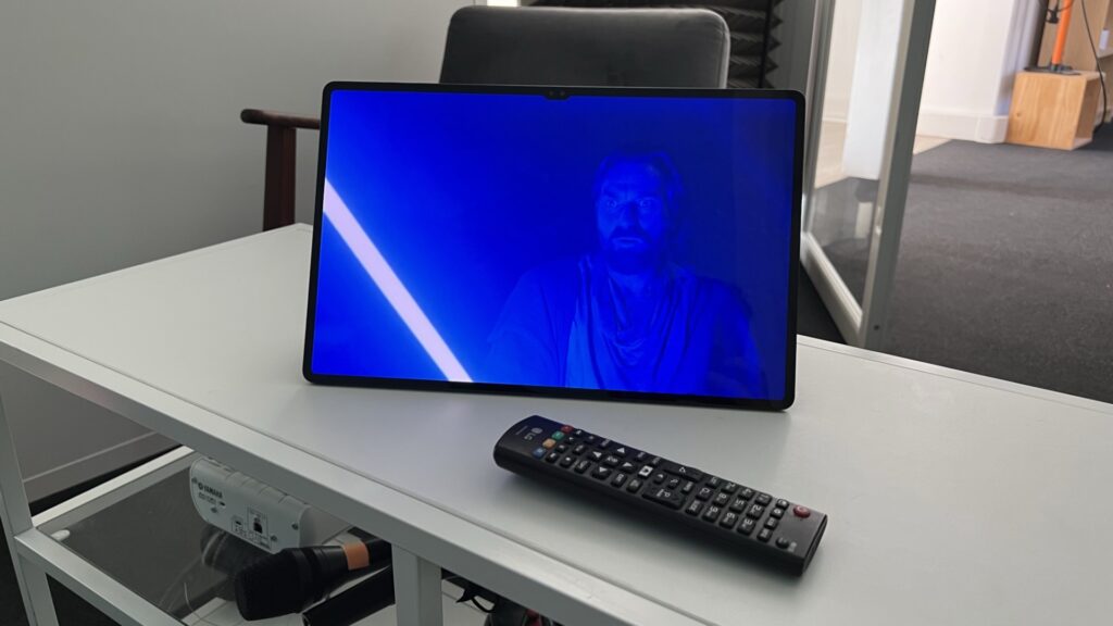 La série Obi-Wan Kenobi sur l'écran OLED de la Galaxy Tab S8 Ultra. Les scènes les plus sombres sont encore plus spectaculaires. // Source : Numerama