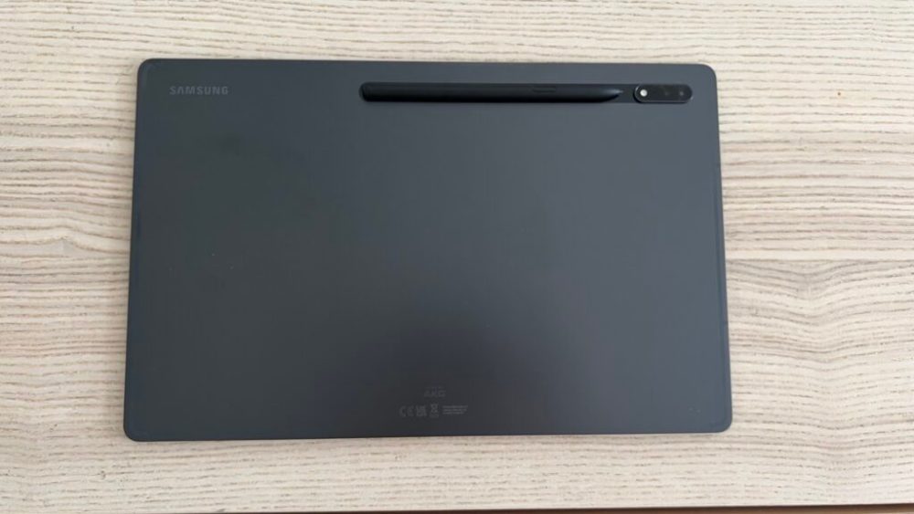 Le dos de la Samsung Galaxy Tab S8 Ultra, avec un emplacement douteux pour la recharge du stylet. // Source : Numerama