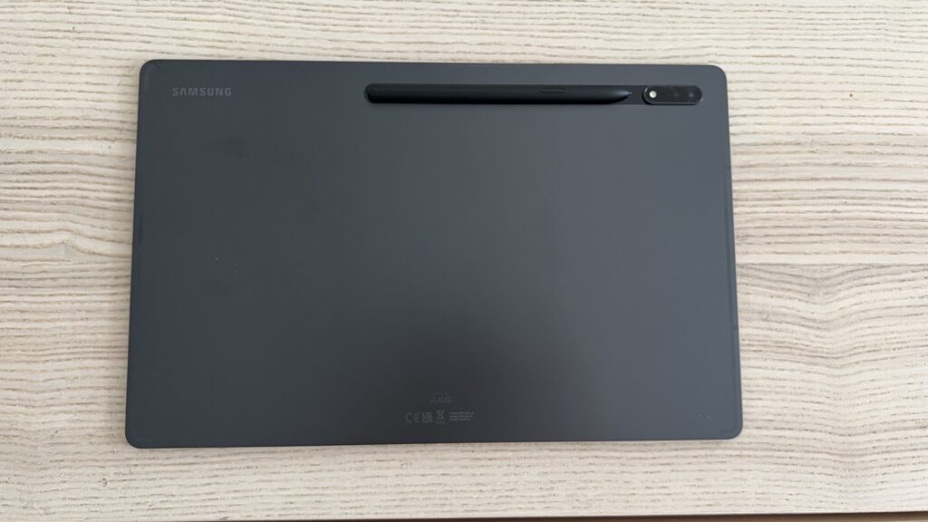 Le dos de la Samsung Galaxy Tab S8 Ultra, avec un emplacement douteux pour la recharge du stylet. // Source : Numerama
