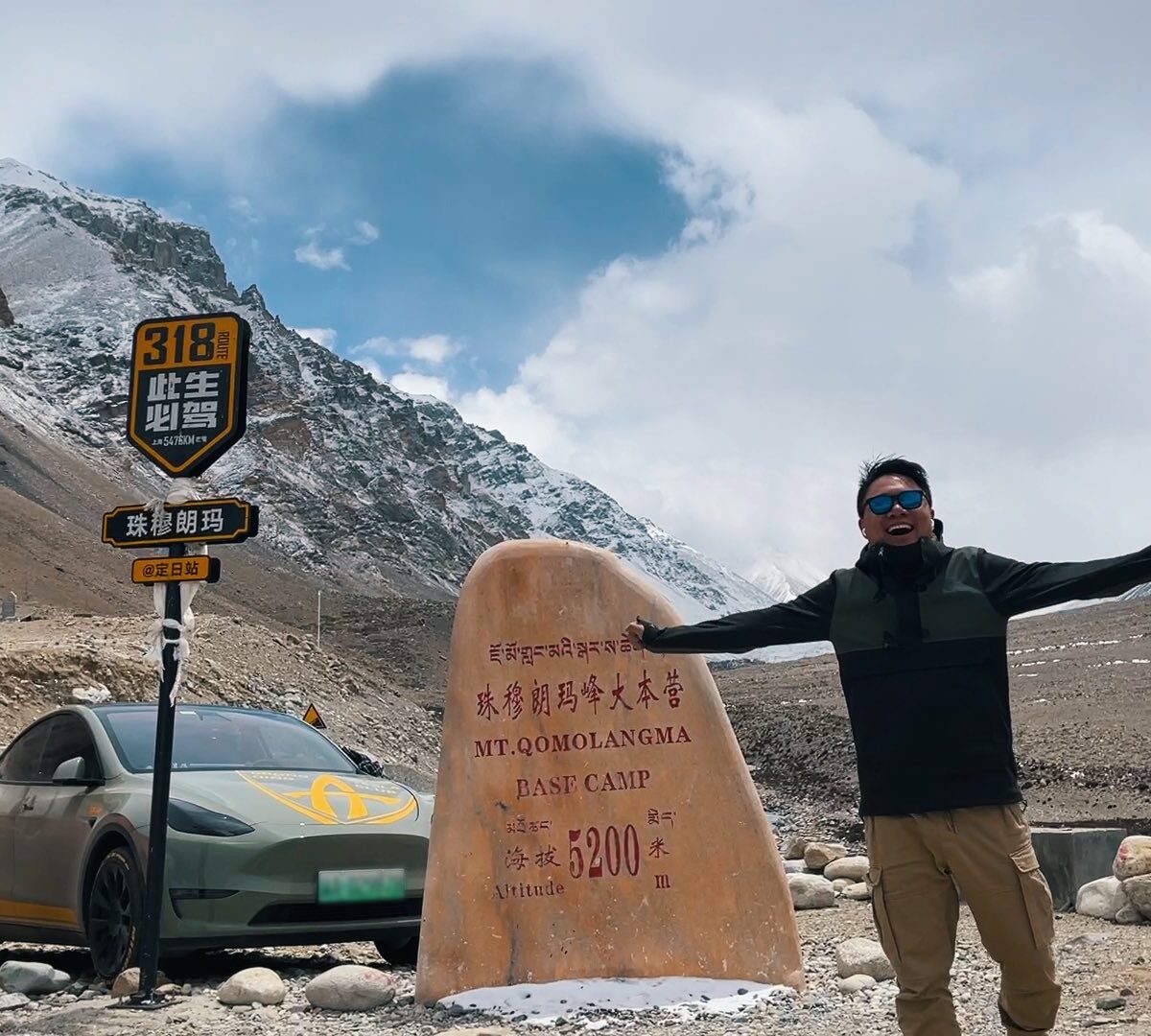 Deux Tesla au camp de base de l'Everest à 5200 m d'altitude // Source : Twitter Tesla China