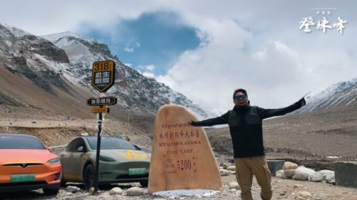 Deux Tesla au camp de base de l'Everest à 5200 m d'altitude // Source : Twitter Tesla China