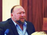 Alex Jones lors de son procès // Source : Law&Crime Network / YouTube Alex Jones lors de son procès // Source : Law&Crime Network / YouTube