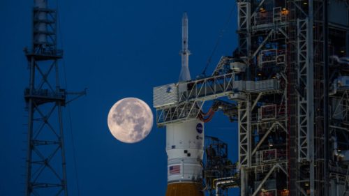 Le SLS et la Lune. // Source : Flickr/CC/NASA/Ben Smegelsky (photo recadrée)