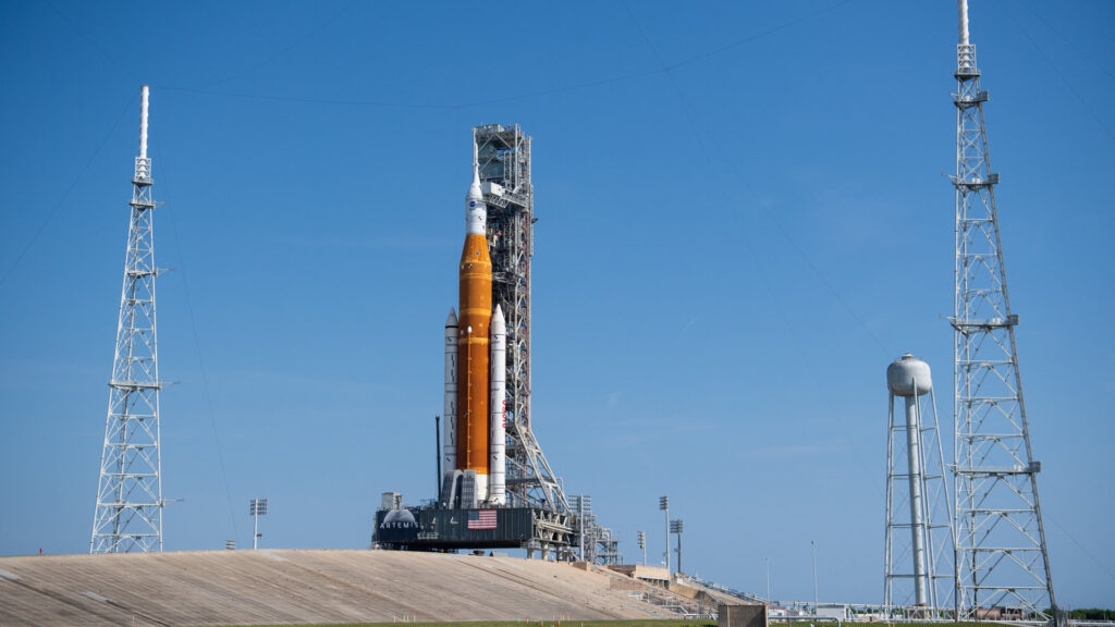 Le Space Launch System sur son pas de tir.  // Source : Flickr/CC/Nasa HQ Photo (photo recadrée)