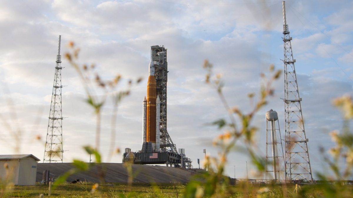 La fusée SLS, d'Artémis I. // Source : Flickr/CC/NASA/Aubrey Gemignani (photo recadrée)