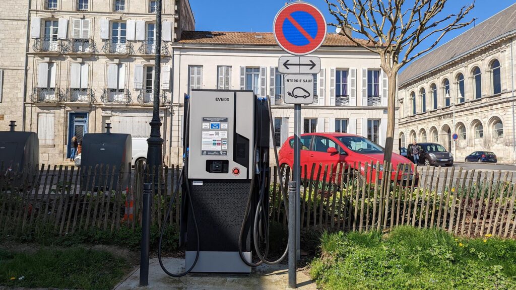 Le gouvernement a des taxes en embuscade pour les voitures électriques ! Par Raphaëlle Baut Bornes-recharge-rochefort-1024x576