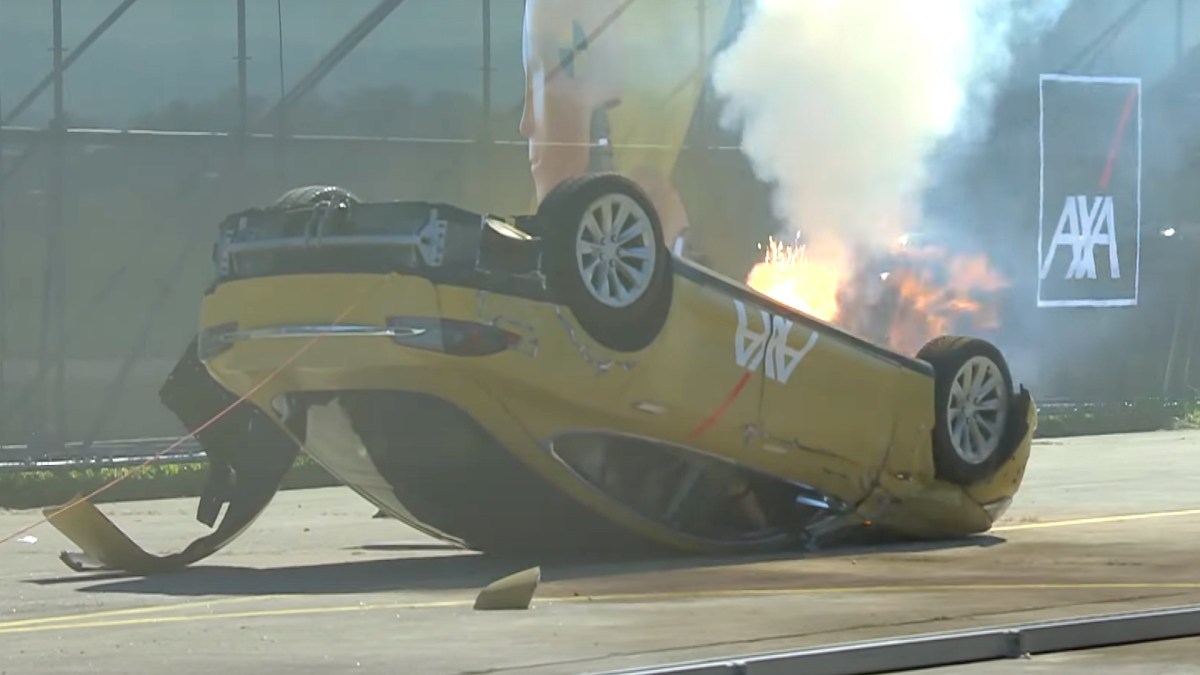 Un faux crash-test avec une Tesla // Source : Capture YouTube