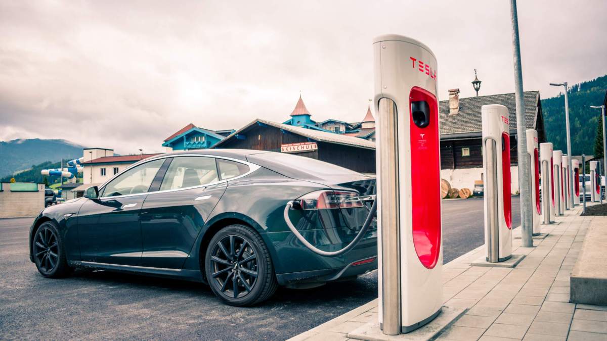 Recharge d'une Tesla. // Source : Flickr/CC/Jakob Härter (photo recadrée)