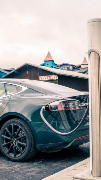 Recharge d'une Tesla. // Source : Flickr/CC/Jakob Härter (photo recadrée)