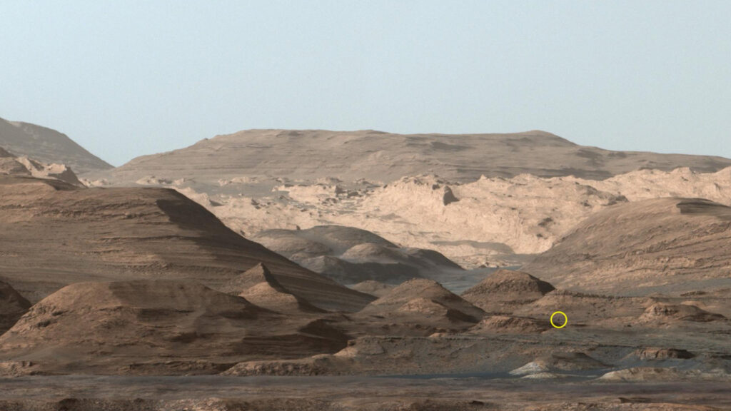 Image obtenue par Curiosity en 2015. La zone entourée est un rocher devant lequel Curiosity est récemment passé. // Source : NASA/JPL-Caltech (image recadrée)